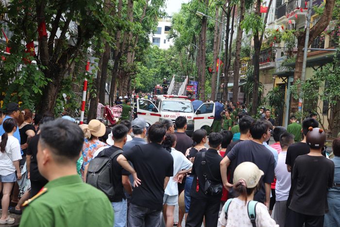 Xe cứu thương đưa các nạn nhân vụ hỏa hoạn đến bệnh viện cấp cứu. Ảnh: Tuấn Điệp