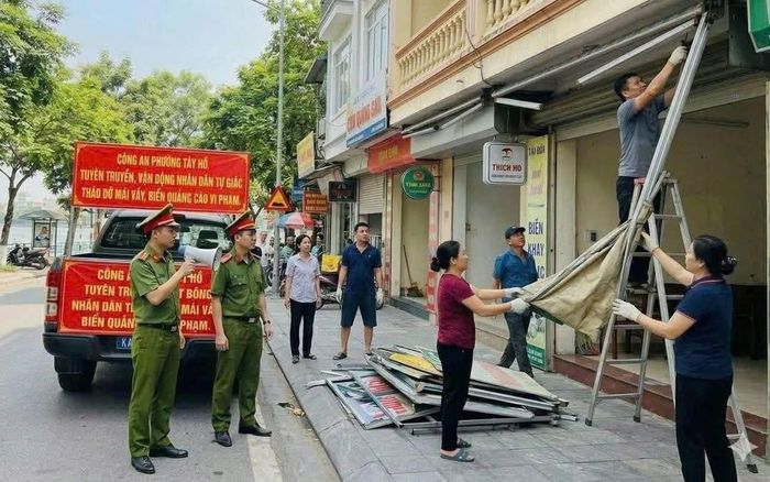 Lực lượng Công an phường Phương Liệt tăng cường kiểm tra, xử lý các trường hợp vi phạm về trật tự đô thị. Ảnh: PL