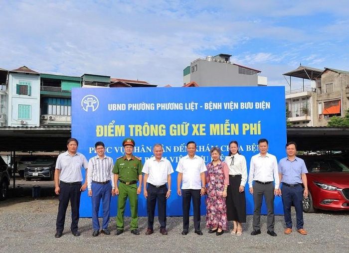 UBND phường phối hợp với Bệnh viện Bưu điện tổ chức thí điểm bãi trông giữ ô tô miễn phí. Ảnh: ND