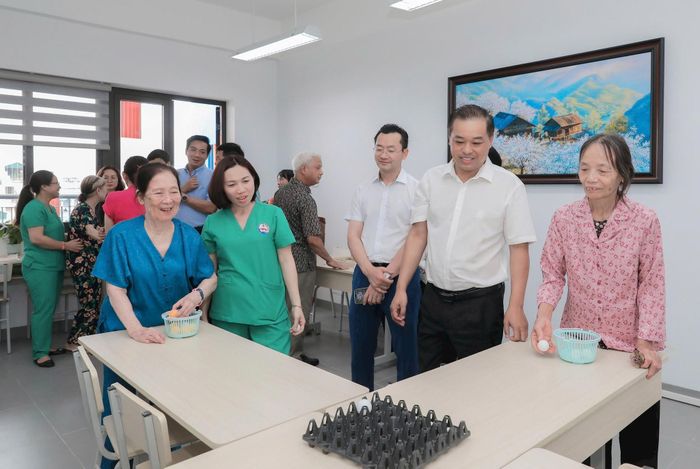 Người cao tuổi được tham gia các hoạt động vui, hỗ trợ rèn luyện sức khỏe tại Cơ sở chăm sóc sức khỏe ban ngày cho người cao tuổi phường Long Biên. Ảnh: Linh Phạm