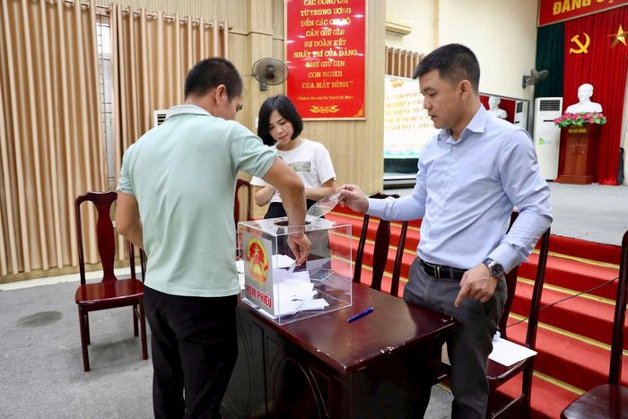Một người dân thực hiện bốc thăm. Ảnh: NS