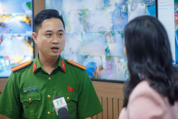 Thiếu tá Đặng Quốc Hùng (Công an phường Dương Nội) trả lời tại điểm cầu phường Dương Nội. Ảnh: Khánh Huy