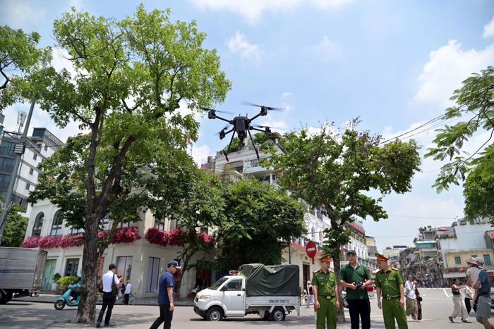 Lực lượng Công an Hà Nội thí điểm thiết bị bay UAV để phục vụ bảo đảm an ninh, trật tự đô thị. Ảnh: Công an Hà Nội