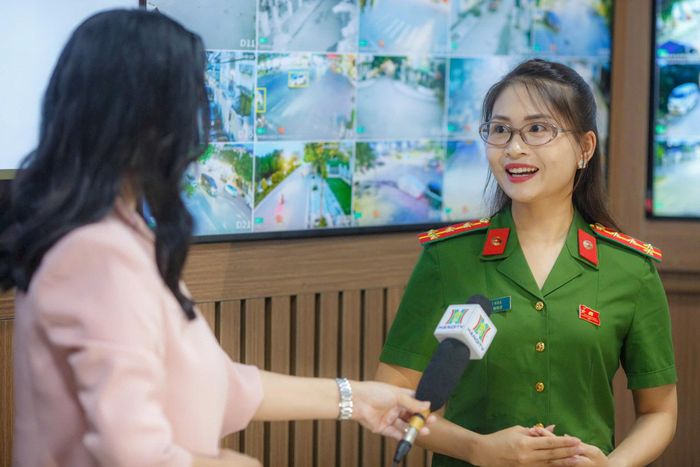 Đại úy Đỗ Thị Nga (công an phường Dương Nội) trả lời tại điểm cầu. Ảnh: Khánh Huy