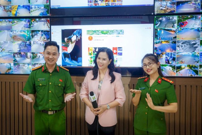 Thiếu tá Đặng Quốc Hùng và Đại úy Đỗ Thị Nga, phóng viên Nguyễn Thu tại điểm cầu. Ảnh: Khánh Huy