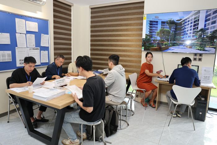 Chủ đầu tư khuyến cáo người dân nghiên cứu kỹ hướng dẫn, chuẩn bị đầy đủ hồ sơ trước khi đến nộp để rút ngắn thời gian thực hiện thủ tục và hạn chế việc phải bổ sung hồ sơ nhiều lần. Ảnh: Nguyên Anh
