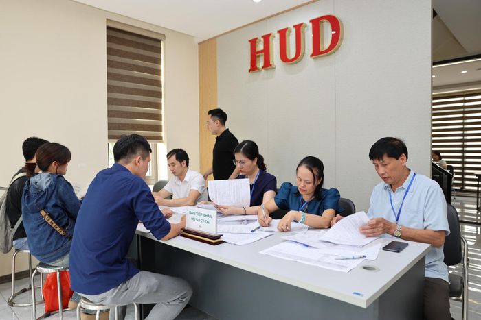 Trong ngày đầu tiên chính thức tiếp nhận hồ sơ (2-7), đông đảo người dân đã đến thực hiện các thủ tục đăng ký mua nhà ở xã hội theo đúng thời gian ghi trên phiếu hẹn. Ảnh: Nguyên Anh