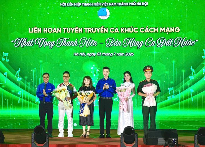 Phó Bí thư Thành đoàn, Chủ tịch Hội Liên hiệp thanh niên Việt Nam thành phố Hà Nội Đào Đức Việt tặng hoa Ban Giám khảo Liên hoan. Ảnh: Bảo Lâm