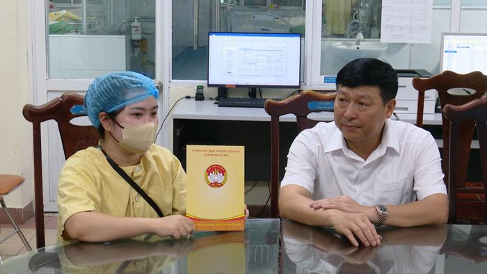 Phó Chủ tịch Ủy ban MTTQ Việt Nam thành phố Hà Nội Phạm Anh Tuấn thăm hỏi, động viên thân nhân gia đình nạn nhân. Ảnh: PV