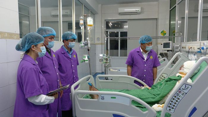 Phó Chủ tịch Ủy ban MTTQ Việt Nam thành phố Hà Nội Phạm Anh Tuấn thăm hỏi nạn nhân bị thương trong vụ cháy. Ảnh: PV
