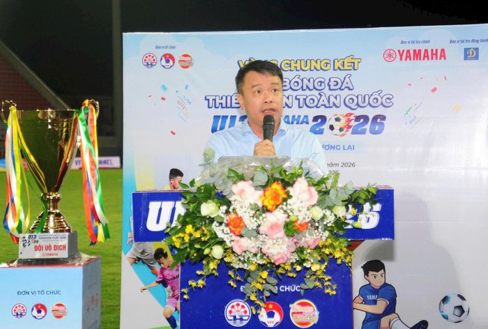 Tổng Biên tập Báo Thiếu niên Tiền phong và Nhi đồng, Trưởng ban Tổ chức giải Nguyễn Phan Khuê phát biểu tại lễ khai mạc. Ảnh: VFF