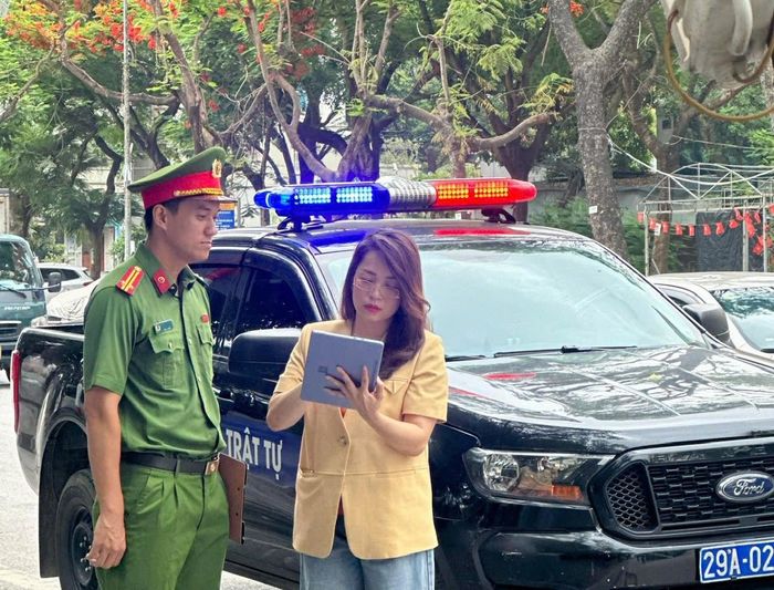 Trung tá Nguyễn Anh Tuấn trao đổi với phóng viên về việc thí điểm bay thiết bị UAV. Ảnh: Nhật Nam