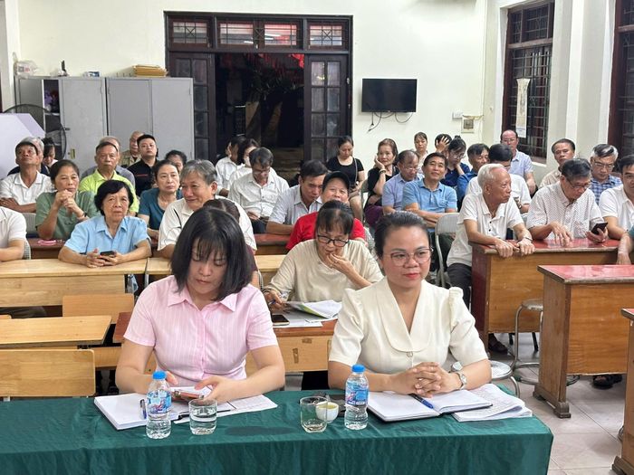 Các đồng chí trong Ban Chấp hành, Ban Thường vụ Đảng ủy phường Lĩnh Nam luân phiên tham dự buối sinh hoạt chuyên đề tại các chi bộ tổ dân phố. Ảnh: PV
