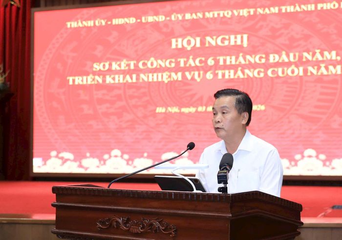 Phó Trưởng ban Tổ chức Thành ủy Lê Trung Kiên trình bày tham luận tại hội nghị. Ảnh: Quang Thái