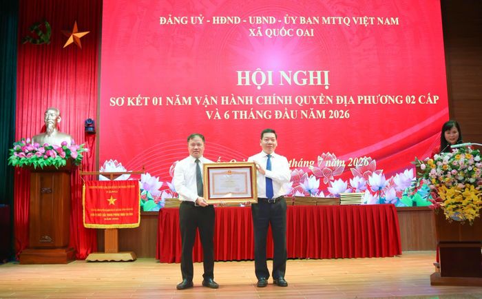 Ông Nguyễn Trung Thành - Phó Bí thư Đảng ủy, Chủ tịch UBND xã Quốc Oai nhận Bằng khen của Thủ tướng Chính phủ vì có thành tích xuất sắc trong thực hiện mô hình chính quyền địa phương 2 cấp. Ảnh: PV