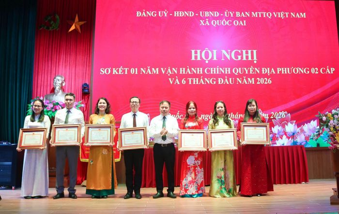 Ban Thường vụ Đảng ủy xã Quốc Oai khen thưởng cho các tập thể cá nhân đạt thành tích xuất sắc trong thực hiện chính quyền địa phương 2 cấp và tổ chức bộ máy của hệ thống chính trị. Ảnh: PV