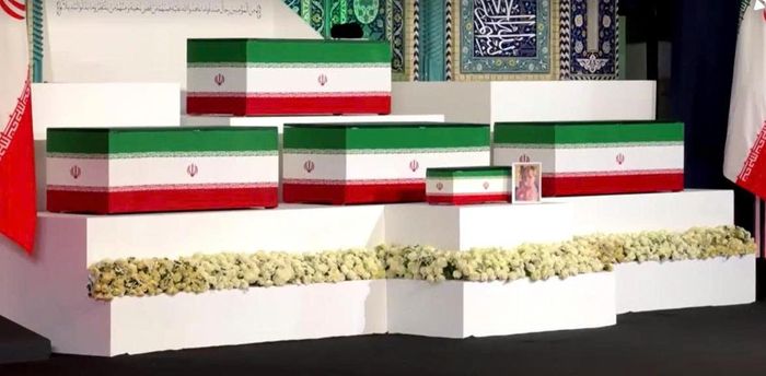 Các quan tài phủ quốc kỳ Iran tại lễ tang cố lãnh tụ tối cao Ali Khamenei ở Tehran. Ảnh chụp màn hình từ video Reuters