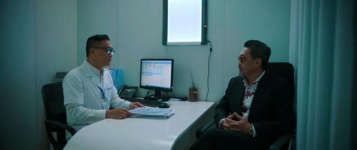 Lão Công đưa Mai đến bệnh viện để làm xét nghiệm ADN. Ảnh VTV