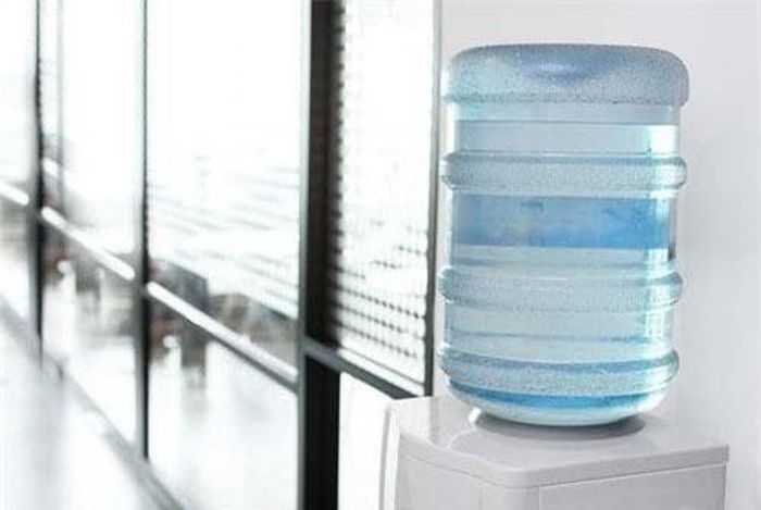 Nhà vệ sinh là nơi chứa nhiều uế khí, vi khuẩn và năng lượng tiêu cực nhất trong ngôi nhà. Đặt bình nước uống, nguồn cung cấp sự sống ở gần khu vực này là một điều đại kỵ.