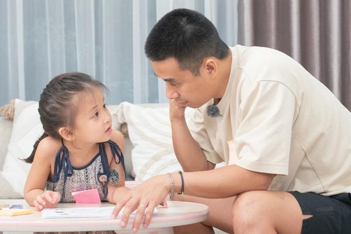 Em bé MinHee bên bố.