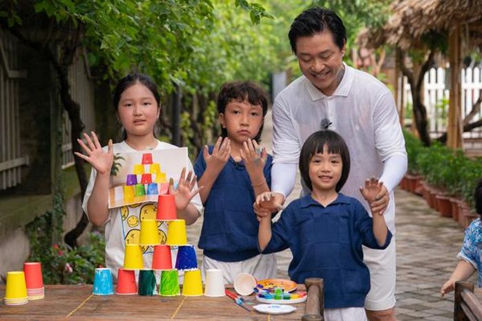 Tuấn Hưng thoải mái cho con trải nghiệm thiên nhiên.