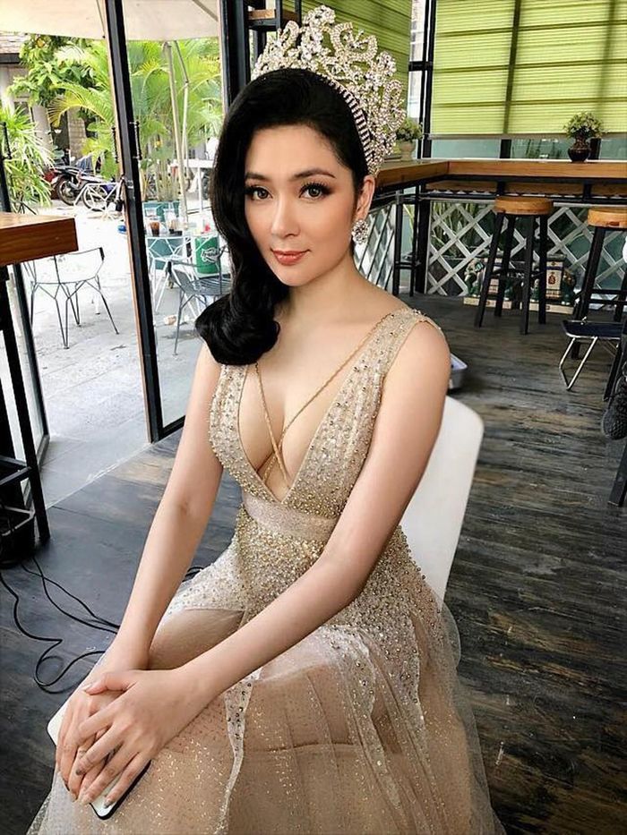 Sau khi trở thành Hoa hậu Việt Nam 2004, Nguyễn Thị Huyền từng đại diện Việt Nam tham dự cuộc thi Hoa hậu Thế giới (Miss World) tại Trung Quốc. Cô lọt vào top 15 chung cuộc, đây cũng là một trong những thành tích tốt nhất của Việt Nam tại đấu trường sắc đẹp danh giá nhất thế giới. Dù gây tiếng vang vào thời điểm đó, nhưng Nguyễn Thị Huyền lại không hoạt động sôi nổi trong showbiz như nhiều nàng hậu khác. Năm 2007, Nguyễn Thị Huyền du học ngành báo chí tại Đại học Middlesex, Anh. Sau 2 năm, cô tốt nghiệp loại giỏi và trở về Việt Nam. Năm 2012, Hoa hậu Việt Nam 2024 tiếp tục học nghiên cứu sinh tại Học viện Báo chí và Tuyên truyền.