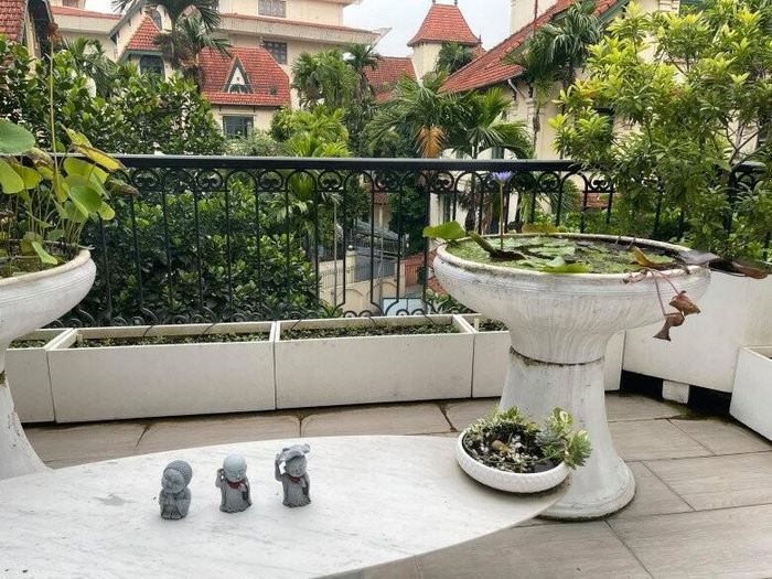 Một góc thư giãn an yên với chiếc bàn đá cẩm thạch trắng muốt và bộ tượng ba vị chú tiểu "không nhìn - không nói - không nghe" đầy tinh tế.