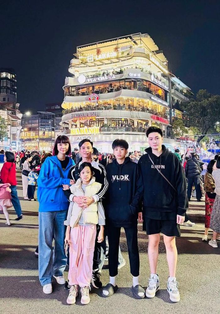 Gia đình nhỏ của Hạ Vy và doanh nhân Từ Đức Hưng. Các con đều sở hữu chiều cao vượt trội.