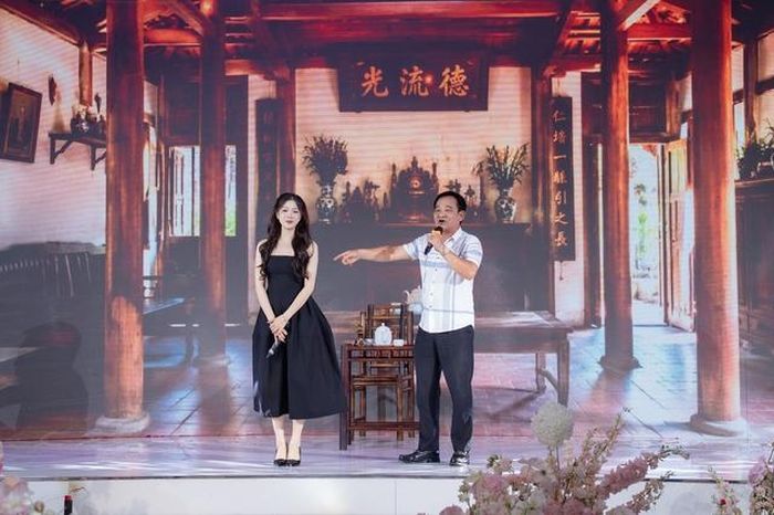 Tiết mục trên sân khấu của Quang Tèo và "con gái".