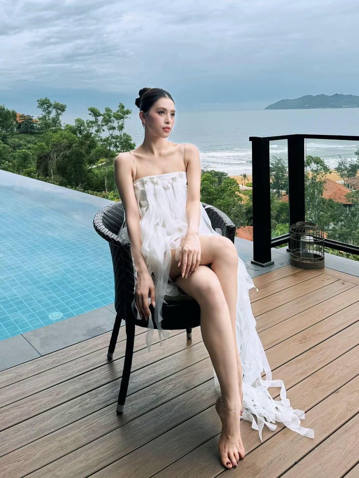 Hoa hậu Trần Tiểu Vy được nhận xét nhan sắc ổn định, thăng hạng trong hình ảnh mới nhất khi đang ở Huế.