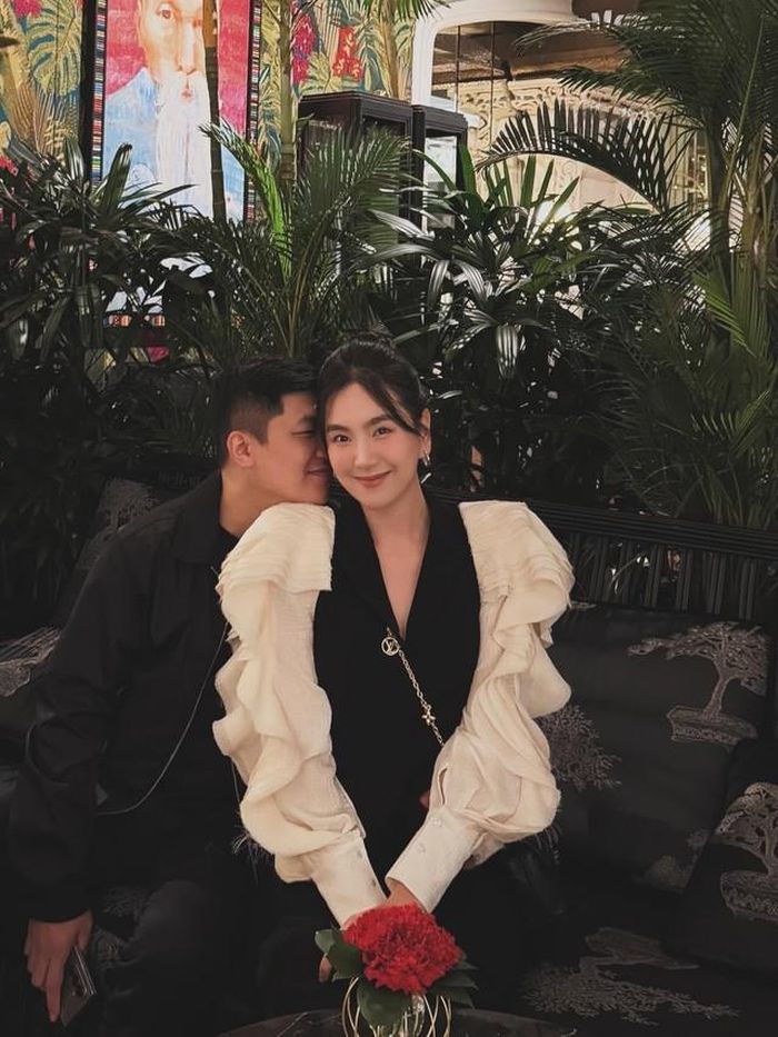 "Ông xã quá bận nên tôi chủ động trong mọi việc liên quan đến con. Anh hiểu tôi luôn dành những điều tốt đẹp nhất cho bé nên luôn thấy yên tâm", Mai Ngọc tâm sự.