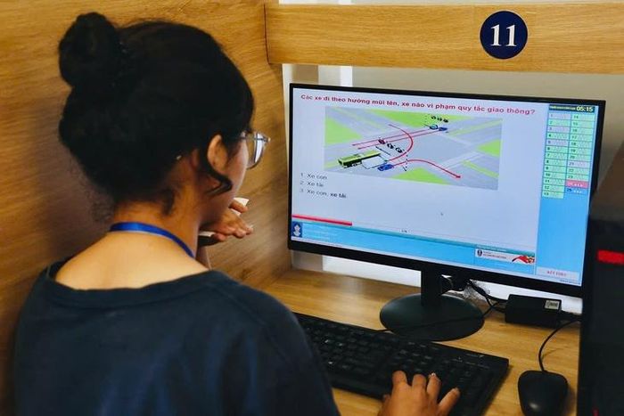 Từ 1/7, người có giấy phép lái xe nhưng đã hết hạn sử dụng trên 30 ngày mới phải thi lại lý thuyết. Ảnh minh họa