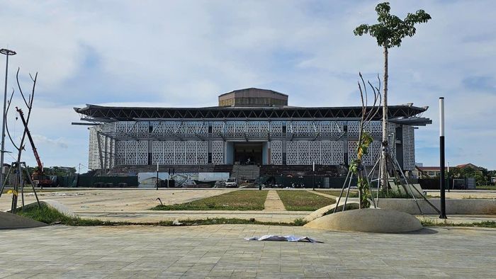 Hạng mục nhà thi đấu thuộc dự án hiện vẫn còn ngổn ngang.