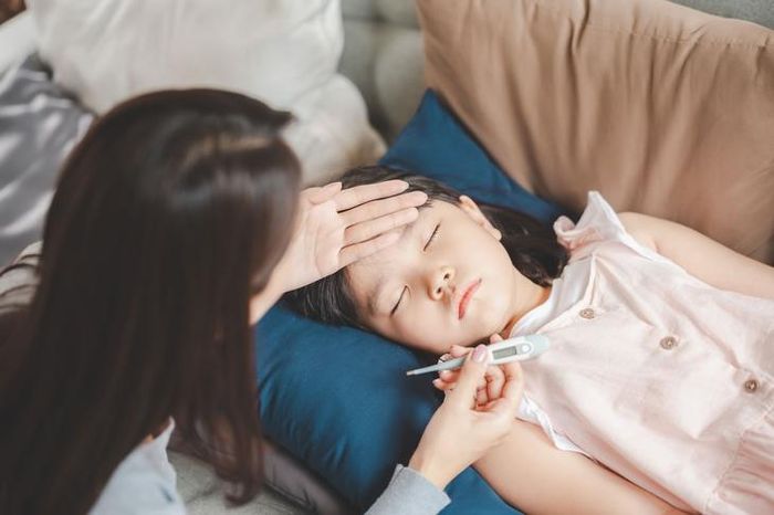 Viêm não Nhật Bản có thể khởi phát bằng sốt, đau đầu, nôn ói, dễ nhầm với các bệnh sốt cấp tính khác. ẢNH MINH HỌA: VECTEEZY