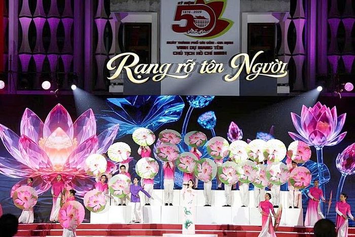 Chương trình kể lại câu chuyện về tình cảm sâu nặng của Chủ tịch Hồ Chí Minh dành cho miền Nam và tình cảm son sắt của đồng bào miền Nam đối với Người. Ảnh: TPO.