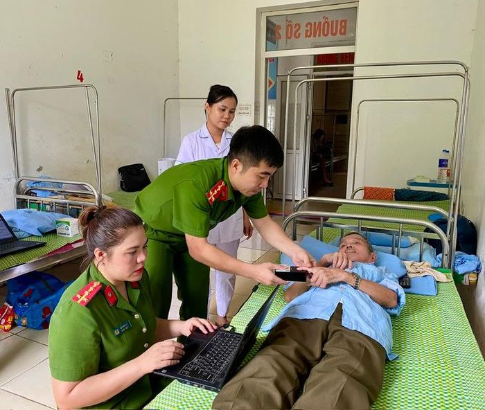 Thu nhận mẫu cho thân nhân liệt sĩ đang điều trị tại bệnh viện.