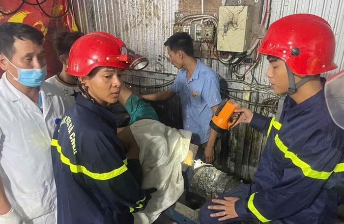 Lực lượng chức năng nỗ lực để đưa nạn nhân đi cấp cứu.