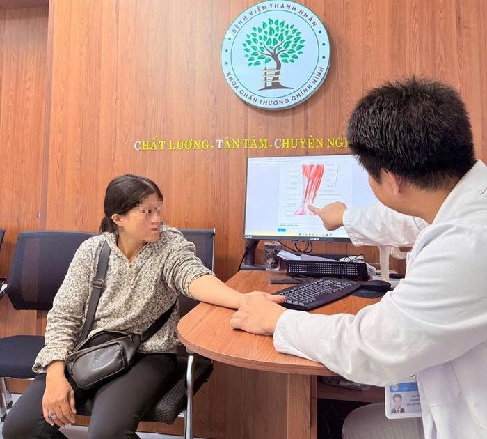 Bác sĩ trao đổi với bệnh nhân về tình trạng sức khỏe cổ tay.