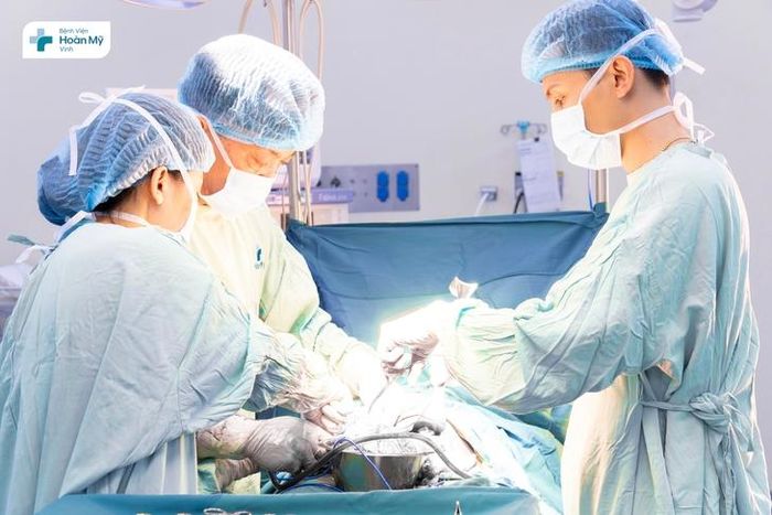 Ê-kíp bác sĩ thực hiện ca mổ lấy thai kết hợp bóc khối u buồng trứng kích thước gần 20cm cho sản phụ mang thai nguy cơ cao.