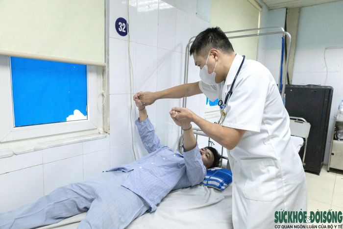 Bác sĩ Trung tâm Đột quỵ, Bệnh viện Hữu nghị Đa khoa Nghệ An thăm khám cho bệnh nhân.