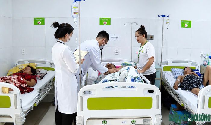 Theo các bác sĩ, nhận biết sớm các dấu hiệu như méo miệng, yếu tay chân, nói khó... và đưa người bệnh đến viện ngay là yếu tố quyết định cơ hội hồi phục sau đột quỵ.
