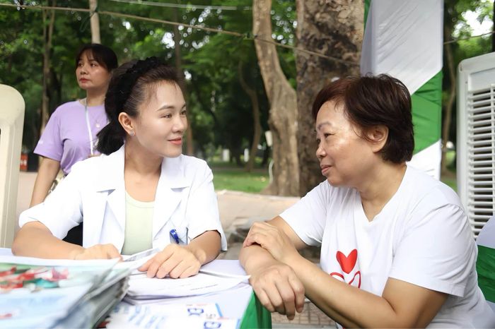 TS.BS Trần Thị Minh Nguyệt tư vấn dinh dưỡng cho người dân tại Ngày Dinh dưỡng cộng đồng lần thứ 7 tại Công viên Thống Nhất (Hà Nội) cuối tháng 6 vừa qua.