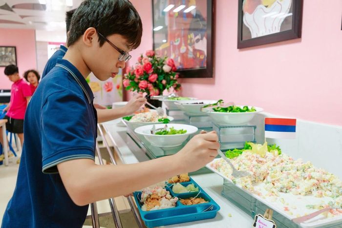 Dinh dưỡng đầy đủ theo lứa tuổi giúp trẻ phát triển toàn diện về thể chất và tinh thần.