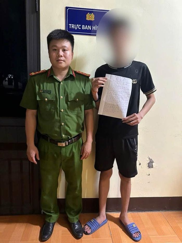 Công an xã Phùng Nguyên hỗ trợ đưa cháu T. trở về đoàn tụ với gia đình an toàn. Ảnh: Công an tỉnh Phú Thọ