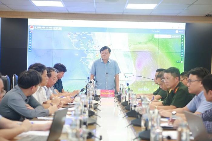 Ông Nguyễn Hoàng Hiệp, Thứ trưởng Bộ Nông nghiệp và Môi trường chủ trì cuộc họp về công tác ứng phó với bão số 1.