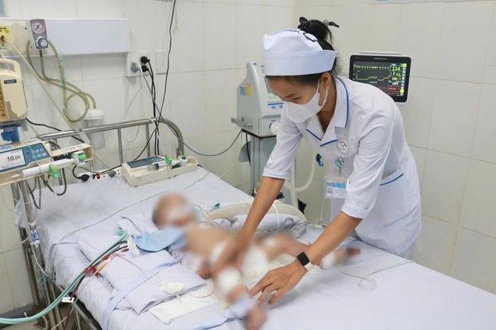 Sau 3 ngày điều trị, tình trạng bệnh nhi cải thiện rõ rệt, các chỉ số sinh tồn ổn định. Ảnh: D.N.