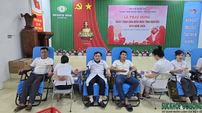 Cán bộ y tế và người dân tham gia hiến máu nhân đạo.