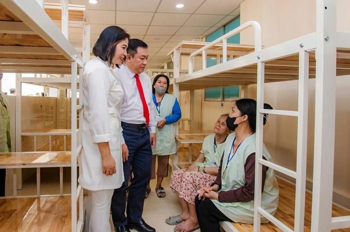 Lãnh đạo Sở Y tế tỉnh Khánh Hòa thăm hỏi người nhà bệnh nhân tại khu lưu trú miễn phí.