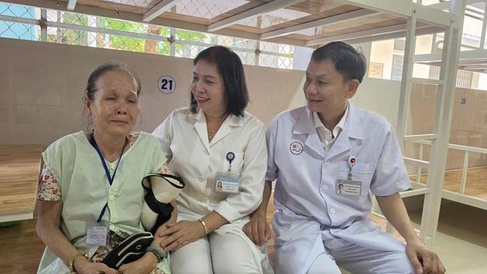Người nhà bệnh nhân xúc động, vơi bớt nỗi lo khi có khu lưu trú miễn phí của Bệnh viện Đa khoa Khánh Hòa.