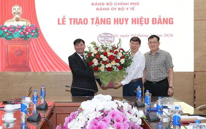 Lãnh đạo Văn phòng Bộ Y tế chúc mừng đồng chí Nguyễn Hồng Sơn.